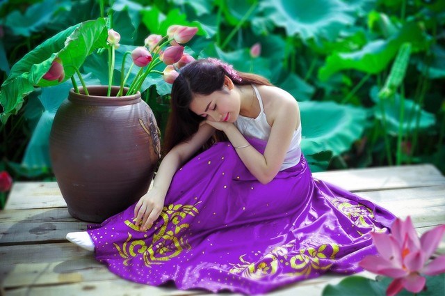 Ảnh[-]đẹp[-]thiếu[-]nữ[-]khoe[-]sắc[-]bên[-]hoa[-]sen[-]